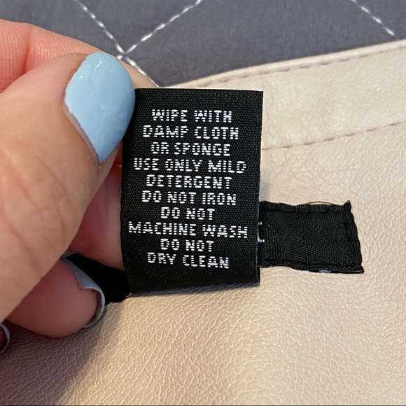 FINAL CHANCE! CLOSET CLOSING! - Picture 8 of 10